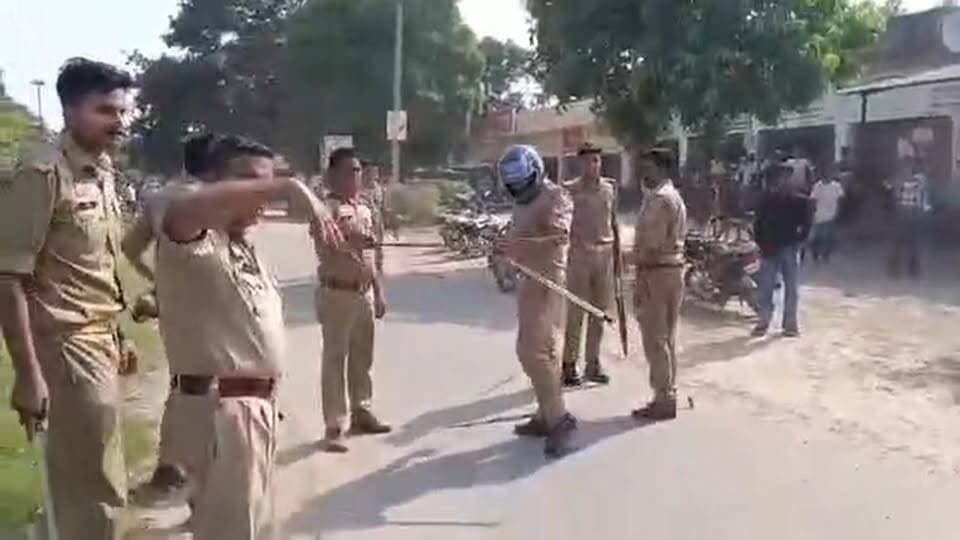 खुटार में भारी बवाल, पुलिस का लाठीचार्ज;
शाहजहांपुर के खुटार में फर्जी मुठभेड़ का आरोप लगा चौकी घेराव कर रहे ग्रामीणों पर पुलिस ने लाठीचार्ज किया। ग्राम प्रधान को हिरासत में लेने पर महिलाएं उग्र हो गईं और पुलिस पर पथराव कर दिया। जवाब में पुलिस ने महिलाओं पर भी जमकर डंडे बरसाए। मौके पर तनाव, भारी पुलिस बल तैनात
#खुटार #khutarnews
#Lakhimpurkheritodaynews #kheri #LMP #Lakhimpur #lakhimpurkheri #lakhimpurkherilatestnews #Lakhimpurkhiri #लखीमपुर #लखीमपुर_खीरी #news #खीरी_न्यूज #latestnews Akhilesh Yadav UP Police