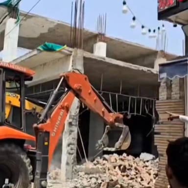 यमुनानगर चला निगम का पीला पंजा चला, इमारत गिरी... लेकिन अवैध निर्माणों के पीछे कौन है श्री हरि।। नारायण नारायण 😁
#Yamunanagar #MunicipalCorporation #IllegalConstruction #BulldozerAction #PropertyIDScam #UrbanPlanning #HaryanaNews #BreakingNews #AKNewsHaryana #GroundReport