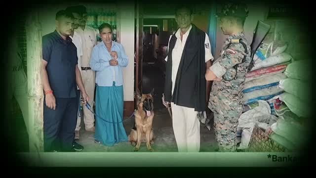अमरपुर बस स्टैंड में छापेमारी, 1 किलो गांजा बरामद | महेश भगत गिरफ्तार
बांका जिले के अमरपुर में पुलिस ने अवैध नशा कारोबार के खिलाफ बड़ी कार्रवाई करते हुए करीब 1 किलो गांजा बरामद किया है। बांका पुलिस अधीक्षक उपेन्द्रनाथ वर्मा के निर्देश पर स्वान दस्ता और अमरपुर थाना पुलिस ने संयुक्त छापेमारी अभियान चलाया। इस दौरान बस स्टैंड चौक स्थित एक मकान से गांजा बरामद किया गया तथा महेश भगत नामक व्यक्ति को गिरफ्तार किया गया। पुलिस ने आरोपी के खिलाफ एनडीपीएस एक्ट के तहत मामला दर्ज करने की प्रक्रिया शुरू कर दी है।
वीडियो में देखें पूरी खबर और पुलिस कार्रवाई की पूरी जानकारी।
#AmarpurNews #BankaNews #BiharNews #GanjaSmuggler #PoliceRaid NDPSAct BreakingNews AmarpurPolice BankaPolice DrugRaid BiharBreakingNews HindiNews LatestNews CrimeNews BiharCrimeNews
Amarpur News, Banka News, Bihar News, Amarpur Police, Banka Police, Ganja Seized, Ganja Smuggler Arrested, NDPS Act News, Bihar Crime News, Breaking News Bihar, Amarpur Breaking News, Banka Breaking News, Police Raid News, Drug Smuggling News, Hindi News, Latest Bihar News, Bihar Police Action, Amarpur Bus Stand News, Banka District News, Bihar Latest Updates.