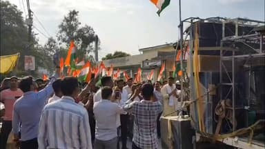 एशिया कप 2026 अंडर-18 के विजेता खिलाड़ी प्रहलाद राजभर और रोहित पाल के सम्मान में गाजीपुर के सरजू पांडेय पार्क में भव्य समारोह आयोजित हुआ। डीएम अनुपम शुक्ला, एसपी डॉ. ईराज रजा और पूर्व सांसद राधेमोहन सिंह ने खिलाड़ियों को सम्मानित कर उनके उज्ज्वल भविष्य की शुभकामनाएं दीं। #समाचारगाजीपुर #Ghazipurup61 #ghazuprnews #GhazipurNews #ghazipurpolice
