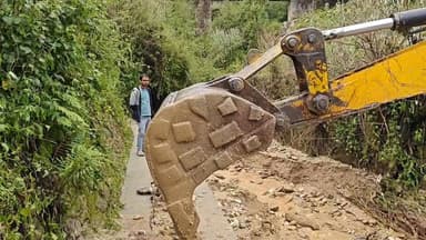 रुद्रप्रयाग के खलियाण गांव में बादल फटने से भारी तबाही
जखोली ब्लॉक के खलियाण गांव में खूड़गढ़ गदेरे में बादल फटने से संपर्क मार्ग, पांच पैदल पुलियां, पंचायत भवन परिसर और करीब 300 नाली कृषि भूमि को भारी नुकसान पहुंचा है।
ग्रामीणों का आरोप है कि घटना के 12 घंटे बाद तक कोई अधिकारी मौके पर नहीं पहुंचा, जिससे लोगों में नाराजगी है। कई स्थानों पर मलबा और बोल्डर जमा होने से आवाजाही प्रभावित हुई है और खतरा बना हुआ है।
प्रशासन ने राजस्व टीम को मौके पर भेजकर नुकसान का आकलन शुरू कर दिया है, जबकि मलबा हटाने का कार्य जारी है।
#Rudraprayag #Jakholi #Cloudburst #Uttarakhand #Disaster #KhaliyanVillage #WeatherAlert #Wegarhwali