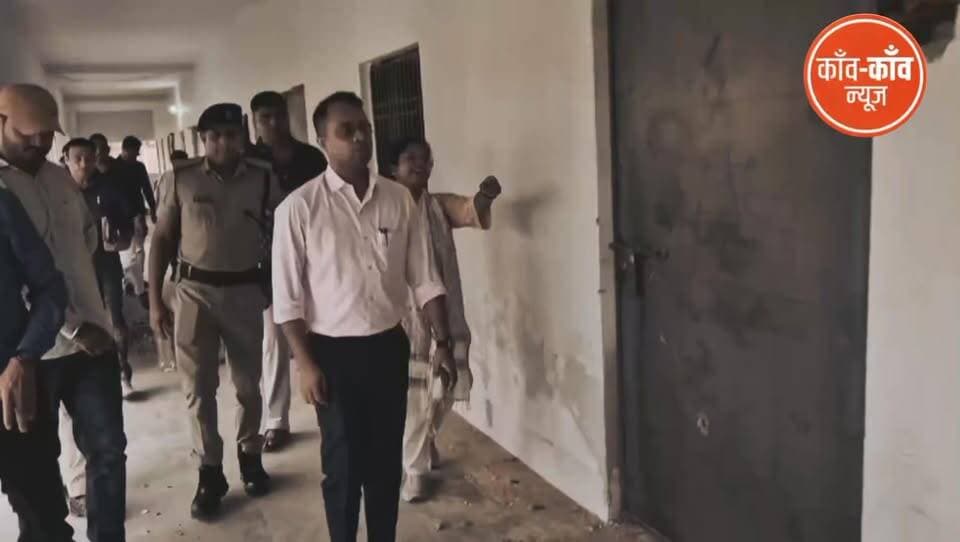 एकमा के छात्रों के लिए बड़ी खुशखबरी! 1 जुलाई से शुरू होगा राजकीय डिग्री कॉलेज | जिलाधिकारी ने किया निरीक्षण...
#छपरा: स्थानीय छात्रों के लिए उच्च शिक्षा की राह अब आसान होने वाली है. राजकीय डिग्री कॉलेज, एकमा का संचालन आगामी 1 जुलाई से प्रस्तावित है. आज सारण के जिलाधिकारी ने खुद परसागढ़ पहुंचकर कॉलेज भवन में चल रहे मरम्मती और अन्य तैयारियों का जायजा लिया. पूरी रिपोर्ट देखने के लिए वीडियो को अंत तक देखें..
#EkmaNews #SaranNews #DegreeCollegeEkma #Kaawkaawnews #ChhapraNews #BiharEducation #ParsagarhNews