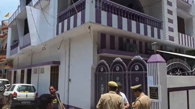 5 करोड़ रुपये के खाद्यान्न घोटाले में फरार आरोपी पर CID का शिकंजा कसता जा रहा है। न्यायालय के आदेश के बाद आरोपी अशोक कुमार शुक्ला के घर पहुंची CID टीम ने कुर्की नोटिस चस्पा कर बड़ी कार्रवाई की। अब सबकी नजर आरोपी की गिरफ्तारी पर टिकी है।
#LakhimpurKheri #CID #FoodGrainScam #CrimeNews #BreakingNews #UttarPradesh #FCI #Sitapur #HindiNews #LatestNews #NewsUpdate #UPNews #CrimeAlert #Investigation #KurkiNotice :::