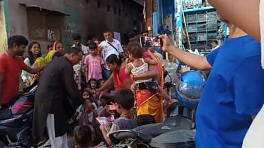 राजद नेता वसीम अहमद मुन्ना ने मनाया लालू यादव का जन्मदिन, बच्चों में बांटी शैक्षणिक सामग्री।
#LaluPrasadYadav #RJD #Muzaffarpur
#EducationForAll