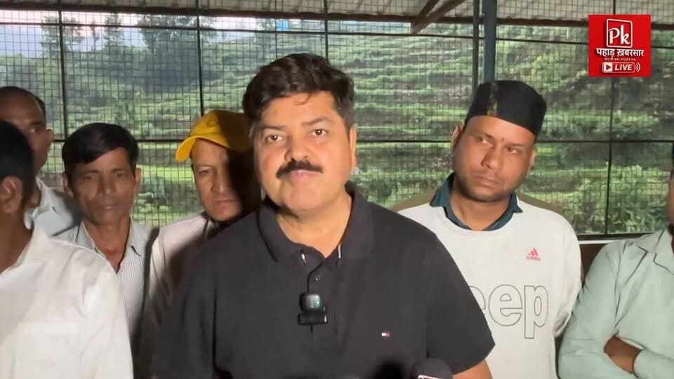 🚨 गणेश गोदियाल का बड़ा बयान 🚨
कांग्रेस के प्रदेश अध्यक्ष पद की जिम्मेदारी संभाल रहे वरिष्ठ नेता Ganesh Godiyal ने श्रीनगर विधानसभा सीट को लेकर बड़ा बयान दिया है।
उन्होंने स्पष्ट कहा कि यदि श्रीनगर विधानसभा सीट महिला आरक्षित घोषित होती है, तो उनके परिवार की कोई भी महिला चुनाव मैदान में नहीं उतरेगी। गोदियाल ने कहा कि राजनीति सेवा का माध्यम है और पार्टी में कई योग्य एवं समर्पित महिला कार्यकर्ता हैं, जिन्हें अवसर मिलना चाहिए।
उनके इस बयान को उत्तराखंड की राजनीति में एक महत्वपूर्ण संदेश के रूप में देखा जा रहा है, जहां आगामी चुनावों और संभावित आरक्षण को लेकर चर्चाएं तेज हैं।
#GaneshGodiyal #Congress #SrinagarAssembly #UttarakhandPolitics #BreakingNews #PauriGarhwal #Uttarakhand #SocialMediaPost