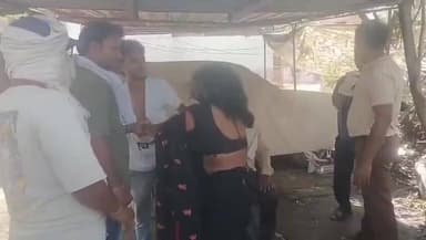 मथुरा में देवर-भाभी के बीच कहासुनी
मथुरा के स्टेट बैंक चौराहा स्थित बाग बहादुर चौकी के समीप पारिवारिक विवाद के चलते देवर-भाभी के बीच कहासुनी हुई, जो जल्द ही हाथापाई
घटना के बाद दोनों पक्षों को पुलिस चौकी ले जाया गया, जहाँ पुलिस ने समझा-बुझाकर मामला शांत कराया , वायरल हुआ वीडियो
📍#Mathura, Up