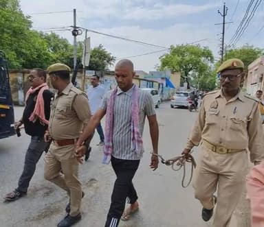 जज ने पूछा-छूटोगे तो क्या करोगे, बोला- हत्या करूंगा: गाजीपुर कोर्ट ने 4 साल के भांजे के हत्यारे मामा को फांसी की सजा सुनाई, कहा- मरते दम तक लटकाना
गाजीपुर में 4 साल के भांजे की गला काटकर हत्या करने वाले मामा अमजद खान को अदालत ने फांसी की सजा सुनाई है। पीड़ित पक्ष के वकील अखिलेश सिंह ने बताया, गुरुवार को फैसला सुनाने से पहले जज शक्ति सिंह ने हत्यारे मामा से पूछा- अगर तुमको छोड़ दिया गया तो क्या करोगे? दोषी अमजद खान बोला- अगर कोई मुझसे उलझेगा तो मैं उसकी भी हत्या कर दूंगा।
अमजद का जवाब सुनकर जज शक्ति सिंह हैरान रह गए। उन्होंने फिर पूछा- तुम्हें तुम्हारे किए पर कोई पछतावा है? दोषी मामा बोला- बिल्कुल नहीं....। जज शक्ति सिंह ने कहा- इसको तब तक फांसी पर लटकाओ, जब तक इसकी मौत न हो जाए। फैसला सुनाने के बाद जज ने अपने पेन की निब तोड़ दी।
मां ने अपने बच्चे की हत्या होते देखी, दर्द को बयां नहीं किया जा सकता
जज शक्ति सिंह ने फैसला सुनाते ही टिप्पणी की। कहा,
" बच्चे की उम्र महज 4 साल थी। इस उम्र में बच्चा दुनिया की भलाई-बुराई के विषय में कुछ नहीं जानता था। बच्चे की हत्या करते समय क्रूरता की सारी हदें पार कर दी गई थीं। मां ने अपने भाई के हाथों ही अपने बच्चे की हत्या होते देखी है। इस दर्द को शब्दों में बयां नहीं जा सकता।
अदालत के फैसले के बाद पुलिस ने अमजद को पुलिस ने जेल भेज दिया है। उस वक्त भी उसके चेहरे पर कोई पछतावा नहीं था। वह किसी शातिर अपराधी की तरह लोगों को घूर-घूरकर देखता रहा।
भांजे का सिर गर्दन से लटक गया था
पीड़ित पक्ष के वकील अखिलेश सिंह ने बताया, दोषी मामा को फांसी की सजा सुनाई गई है। उसने अपने 4 साल के भांजे की गला काटकर हत्या कर दी थी। सिर महज 4 इंच ही गर्दन से जुड़ा हुआ था। मामूली विवाद में दोषी अमजद ने घटना को अंजाम दिया था।
बहन से हुआ था मामूली विवाद
घटना 21 अक्टूबर 2021 की है। 4 साल का दानियाल खान अपनी मां शबाना नाज के साथ गहमर कोतवाली क्षेत्र के बारा गांव में अपने ननिहाल आया था। इसी दौरान आरोपी अमजद खान का अपनी बड़ी बहन से किसी बात को लेकर मामूली विवाद हो गया। जिसके बाद गुस्से में अमजद ने मासूम भांजे दानियाल की गर्दन को चाकू से काट दिया था। बच्चे की मां मौके पर ही मौजूद थी।
बहनों और भाई ने अमजद के खिलाफ गवाही दी दानियाल के चाचा अरबाज खान ने गहमर थाने में धारा 302 के तहत एफआईआर दर्ज कराई थी। एडीजीसी क्रिमिनल अखिलेश सिंह ने बताया कि मुकदमे के दौरान कुल 9 गवाहों की गवाही हुई। जिनमें आरोपी की तीन सगी बहनें और एक भाई भी शामिल थे। सभी साक्ष्यों और गवाहियों के आधार पर अदालत ने अमजद खान को दोषी करार दिया है।