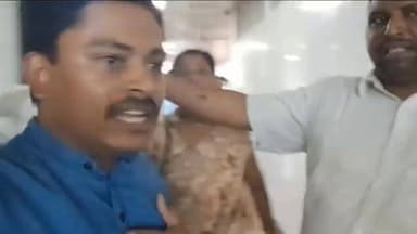 🚨 राजकीय मेडिकल कॉलेज उरई फिर सुर्खियों में! 🚨 सब कुछ हुआ लेकिन दुर्दशा ज्यों की त्यों
दोषी नहीं तो सार्वजनिक जगह अस्पताल में वीडियो बनाने में हर्ज क्यों
चोर नहीं तो Sdm रिंकू सिंह राही जी की तरह चौड़े में करने दो रिकॉर्ड सब कुछ
🏥 मेडिकल कॉलेज उरई एक बार फिर चर्चाओं में वायरल हो रहे एक वीडियो ने अस्पताल की कार्यशैली पर सवाल खड़े कर दिए हैं।
📹 वायरल वीडियो में कथित तौर पर मेडिकल कॉलेज के कुछ कर्मचारियों द्वारा मरीज एवं तीमारदारों के साथ अभद्र व्यवहार किए जाने का दावा किया जा रहा है। वीडियो में कर्मचारियों और मरीज पक्ष के बीच तीखी नोकझोंक भी दिखाई दे रही है।
❓ सवाल यह उठ रहा है कि क्या मरीजों और उनके परिजनों के साथ इसी प्रकार का व्यवहार किया जाएगा?
⚠️ हालांकि वायरल वीडियो की सत्यता एवं पूरे घटनाक्रम की आधिकारिक पुष्टि अभी नहीं हुई है, लेकिन वीडियो सामने आने के बाद लोगों में नाराजगी देखी जा रही है।
🗣️ आमजन का कहना है कि अस्पताल में आने वाले मरीज पहले से ही परेशान होते हैं, ऐसे में उनके साथ संवेदनशील और सम्मानजनक व्यवहार होना चाहिए। Brajesh Pathak ji सरकार से जी भर गया नेताओं का
गर्त में डुबा के ही मानोगी बीजेपी पार्टी का बसपा और कांग्रेस की तरह
🔍 अब सभी की निगाहें मेडिकल कॉलेज प्रशासन पर हैं कि मामले की जांच कर क्या कार्रवाई की जाती है।
#orai #MedicalCollegeorai #ViralVideo #JalaunNews #BreakingNews 🚨🏥📹