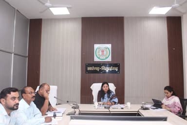 कलेक्टर पद्मिनी भोई साहू ने जिला स्वास्थ्य समिति की समीक्षा बैठक में स्वास्थ्य योजनाओं की प्रगति की जानकारी ली। उन्होंने हाईरिस्क गर्भवती महिलाओं की सतत निगरानी, मातृ मृत्यु शून्य करने, आयुष्मान कार्ड निर्माण में तेजी लाने तथा कुष्ठ रोग के प्रति जनजागरूकता अभियान चलाने के निर्देश दिए। बैठक में विभिन्न स्वास्थ्य कार्यक्रमों की समीक्षा की गई।
@padminibhoisahu
@chhattisgarhcmo
@dpr.chhattisgarh
#Sarangarhdistrict
#chhattisgarh