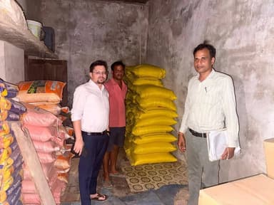 कलेक्टर पद्मिनी भोई साहू के निर्देश पर बरमकेला और सरिया क्षेत्र की खाद दुकानों में जांच की गई। निरीक्षण में कुछ दुकानों में अनियमितताएं मिलने पर नोटिस जारी कर कार्रवाई शुरू की गई, जबकि अन्य दुकानों का स्टॉक एवं रिकॉर्ड सही पाया गया। प्रशासन ने कालाबाजारी और जमाखोरी पर सख्त कार्रवाई की चेतावनी दी है।
@chhattisgarhcmo
@dpr.chhattisgarh
#Sarangarhdistrict
#chhattisgarh