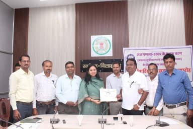 कलेक्टर पद्मिनी भोई साहू ने जनगणना-2027 के प्रथम चरण में उत्कृष्ट कार्य करने वाले प्रगणकों, पर्यवेक्षकों एवं ट्रेनर्स को प्रशस्ति पत्र देकर सम्मानित किया। उन्होंने जनगणना कार्य को महत्वपूर्ण बताते हुए पूरी टीम की सराहना की और आगामी चरण के लिए शुभकामनाएं दीं।
@padminibhoisahu
@chhattisgarhcmo
@dpr.chhattisgarh
#Sarangarhdistrict
#chhattisgarh