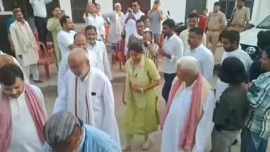 सिराथू विधायक पल्लवी पटेल का फतेहपुर दौरा, 2027 चुनाव को लेकर दिया बड़ा संकेत
मोहम्मदपुर गौती में कार्यकर्ताओं संग बैठक, सड़क निर्माण और संगठन विस्तार पर हुई चर्चा
हुसैनगंज-सिराथू को जोड़ने वाले मार्ग के निर्माण का मुद्दा बना प्रमुख विषय
✒️रिपोर्ट नाजिया परवीन
उत्तर प्रदेश के फतेहपुर जनपद स्थित हुसैनगंज विधानसभा क्षेत्र के मोहम्मदपुर गौती गांव में गुरुवार को सिराथू विधानसभा की विधायक एवं प्रमुख राजनीतिक हस्ती डॉ. पल्लवी पटेल का आगमन हुआ। इस दौरान उन्होंने स्थानीय कार्यकर्ताओं एवं ग्रामीणों से मुलाकात कर क्षेत्रीय विकास, संगठन की मजबूती तथा आगामी विधानसभा चुनाव 2027 को लेकर महत्वपूर्ण राजनीतिक चर्चा की। विधायक के दौरे को लेकर क्षेत्र में राजनीतिक हलचल तेज हो गई है।
युवा नेता के आवास पर आयोजित हुई बैठक
प्राप्त जानकारी के अनुसार, युवा सपा नेता एवं मोहम्मदपुर गौती निवासी अब्दुल राफे के आवास पर आयोजित बैठक में डॉ. पल्लवी पटेल ने क्षेत्रीय राजनीतिक परिस्थितियों पर विस्तार से चर्चा की। बैठक में मौजूद कार्यकर्ताओं एवं समर्थकों ने आगामी विधानसभा चुनाव की तैयारियों, जनसंपर्क अभियान तथा संगठन को बूथ स्तर तक मजबूत करने पर अपने विचार रखे।
विधायक ने कार्यकर्ताओं से जनता के बीच लगातार सक्रिय रहने और जनसमस्याओं को प्राथमिकता के साथ उठाने का आह्वान किया।
गौती पुल से टांडा मार्ग निर्माण का मुद्दा उठा
बैठक के दौरान क्षेत्र की सबसे महत्वपूर्ण समस्याओं में शामिल गौती पुल से टांडा मार्ग निर्माण का मुद्दा प्रमुखता से उठाया गया। यह सड़क मार्ग कौशांबी जनपद की सिराथू विधानसभा और फतेहपुर जनपद की हुसैनगंज विधानसभा को जोड़ने वाला महत्वपूर्ण संपर्क मार्ग माना जाता है।
ग्रामीणों ने विधायक के समक्ष मार्ग निर्माण की मांग रखते हुए बताया कि सड़क की बदहाल स्थिति के कारण हजारों लोगों को आवागमन में कठिनाइयों का सामना करना पड़ता है। विधायक ने इस विषय को गंभीरता से लेते हुए सकारात्मक पहल का भरोसा दिलाया।
2027 चुनाव को लेकर दिया बड़ा राजनीतिक संदेश
बैठक के दौरान डॉ. पल्लवी पटेल ने आगामी विधानसभा चुनाव 2027 को लेकर संगठन को मजबूत करने, जनहित के मुद्दों को प्रमुखता से उठाने तथा विकास कार्यों को गति देने की आवश्यकता पर बल दिया। राजनीतिक जानकार इस दौरे को आगामी चुनावी रणनीति से जोड़कर भी देख रहे हैं।
स्थानीय स्तर पर विधायक के इस दौरे को क्षेत्रीय राजनीति में एक महत्वपूर्ण गतिविधि माना जा रहा है।
बड़ी संख्या में मौजूद रहे ग्रामीण और समर्थक
इस अवसर पर अब्दुल राफे, अब्दुल कॉफी, मानसिंह, प्रेमसिंह, अतुल यादव, अजय गौतम, डॉ. मनोज, कुंवारी रानी परी यादव, मुस्तफीज अहमद, शहादत अली सहित लगभग आधा सैकड़ा ग्रामीण, सामाजिक कार्यकर्ता एवं राजनीतिक समर्थक उपस्थित रहे।
बैठक के दौरान क्षेत्रीय समस्याओं, विकास योजनाओं और जनता से जुड़े मुद्दों पर भी चर्चा की गई।
समापन (BBC हिंदी शैली)
मोहम्मदपुर गौती में आयोजित यह बैठक केवल एक राजनीतिक मुलाकात तक सीमित नहीं रही, बल्कि इसमें क्षेत्रीय विकास, सड़क निर्माण और जनसरोकारों से जुड़े मुद्दे भी प्रमुखता से सामने आए। आगामी विधानसभा चुनाव 2027 की पृष्ठभूमि में यह दौरा स्थानीय राजनीति के लिहाज से महत्वपूर्ण माना जा रहा है। अब लोगों की निगाहें सड़क निर्माण सहित अन्य विकासात्मक मुद्दों पर होने वाली आगामी कार्रवाई पर टिकी हैं।
"मजबूत लोकतंत्र वही है जहां जनता की आवाज़ विकास की दिशा तय करती है और जनप्रतिनिधि उस विश्वास को पूरा करने का प्रयास करते हैं।"
👇👇👇
#NDNews
#दैनिकनिष्पक्षधारा
#PallaviPatel
#SirathuVidhayak
#Husainganj
#FatehpurNews
#KaushambiNews
#UPPolitics
#Election2027
#MohammadpurGauti
#DevelopmentNews
#RoadConstruction
👇👇👇
@dgpup
@RSSorg
@UPGovt
@wpl1090
@RSSgeet
@Uppolice
@MIB_India
@PMOIndia
@HMOIndia
@abmanglik
@VHPDigital
@igrangealld
@myogioffice
@InfoDeptUP
@dmfatehpur
@sdmsadarftp
@CMOfficeUP
@CMOUP_RC
@UPPRD1948
@ChiefSecyUP
@ChiefSecyUP
@MahantYogiG
@FatehpurSdm
@fatehpurpolice
@BajrangDalOrg
@112UttarPradesh
@myogiadityanath
@CommissionerPrg
@ADGZonPrayagraj
👇👇
🟥 ND NEWS | दैनिक निष्पक्ष धारा
मुख्य संपादक / संस्थापक: राजन सिंह हाड़ा
सह-संपादक: शालिनी सिंह भदौरिया
📍 कार्यालय-3: U158, हीरा स्वीट्स के पास, विकास मार्ग, लक्ष्मी नगर, पूर्वी दिल्ली, पिन कोड – 110092 (NCR)
📍 कार्यालय-2: विधानसभा रोड, बर्लिंगटन चौराहा, लखनऊ – 226001 (UP)
📍 कार्यालय-1: 1/1 अटल बिहारी चौराहा, नियर बर्मा चौराहा, फतेहपुर – 212601 (UP)
📅 दिनांक: 11 जून 2026
📆 दिन: गुरुवार
📧 Email: ndnewschannel@gmail.com
📞 मोबाइल: 9696119696