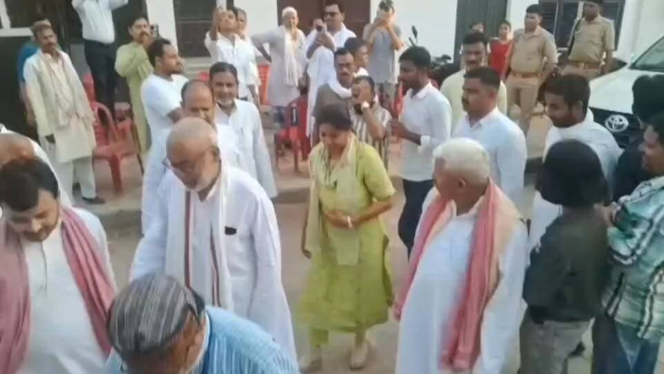 सिराथू विधायक पल्लवी पटेल का फतेहपुर दौरा, 2027 चुनाव को लेकर दिया बड़ा संकेत
मोहम्मदपुर गौती में कार्यकर्ताओं संग बैठक, सड़क निर्माण और संगठन विस्तार पर हुई चर्चा
हुसैनगंज-सिराथू को जोड़ने वाले मार्ग के निर्माण का मुद्दा बना प्रमुख विषय
✒️रिपोर्ट नाजिया परवीन
उत्तर प्रदेश के फतेहपुर जनपद स्थित हुसैनगंज विधानसभा क्षेत्र के मोहम्मदपुर गौती गांव में गुरुवार को सिराथू विधानसभा की विधायक एवं प्रमुख राजनीतिक हस्ती डॉ. पल्लवी पटेल का आगमन हुआ। इस दौरान उन्होंने स्थानीय कार्यकर्ताओं एवं ग्रामीणों से मुलाकात कर क्षेत्रीय विकास, संगठन की मजबूती तथा आगामी विधानसभा चुनाव 2027 को लेकर महत्वपूर्ण राजनीतिक चर्चा की। विधायक के दौरे को लेकर क्षेत्र में राजनीतिक हलचल तेज हो गई है।
युवा नेता के आवास पर आयोजित हुई बैठक
प्राप्त जानकारी के अनुसार, युवा सपा नेता एवं मोहम्मदपुर गौती निवासी अब्दुल राफे के आवास पर आयोजित बैठक में डॉ. पल्लवी पटेल ने क्षेत्रीय राजनीतिक परिस्थितियों पर विस्तार से चर्चा की। बैठक में मौजूद कार्यकर्ताओं एवं समर्थकों ने आगामी विधानसभा चुनाव की तैयारियों, जनसंपर्क अभियान तथा संगठन को बूथ स्तर तक मजबूत करने पर अपने विचार रखे।
विधायक ने कार्यकर्ताओं से जनता के बीच लगातार सक्रिय रहने और जनसमस्याओं को प्राथमिकता के साथ उठाने का आह्वान किया।
गौती पुल से टांडा मार्ग निर्माण का मुद्दा उठा
बैठक के दौरान क्षेत्र की सबसे महत्वपूर्ण समस्याओं में शामिल गौती पुल से टांडा मार्ग निर्माण का मुद्दा प्रमुखता से उठाया गया। यह सड़क मार्ग कौशांबी जनपद की सिराथू विधानसभा और फतेहपुर जनपद की हुसैनगंज विधानसभा को जोड़ने वाला महत्वपूर्ण संपर्क मार्ग माना जाता है।
ग्रामीणों ने विधायक के समक्ष मार्ग निर्माण की मांग रखते हुए बताया कि सड़क की बदहाल स्थिति के कारण हजारों लोगों को आवागमन में कठिनाइयों का सामना करना पड़ता है। विधायक ने इस विषय को गंभीरता से लेते हुए सकारात्मक पहल का भरोसा दिलाया।
2027 चुनाव को लेकर दिया बड़ा राजनीतिक संदेश
बैठक के दौरान डॉ. पल्लवी पटेल ने आगामी विधानसभा चुनाव 2027 को लेकर संगठन को मजबूत करने, जनहित के मुद्दों को प्रमुखता से उठाने तथा विकास कार्यों को गति देने की आवश्यकता पर बल दिया। राजनीतिक जानकार इस दौरे को आगामी चुनावी रणनीति से जोड़कर भी देख रहे हैं।
स्थानीय स्तर पर विधायक के इस दौरे को क्षेत्रीय राजनीति में एक महत्वपूर्ण गतिविधि माना जा रहा है।
बड़ी संख्या में मौजूद रहे ग्रामीण और समर्थक
इस अवसर पर अब्दुल राफे, अब्दुल कॉफी, मानसिंह, प्रेमसिंह, अतुल यादव, अजय गौतम, डॉ. मनोज, कुंवारी रानी परी यादव, मुस्तफीज अहमद, शहादत अली सहित लगभग आधा सैकड़ा ग्रामीण, सामाजिक कार्यकर्ता एवं राजनीतिक समर्थक उपस्थित रहे।
बैठक के दौरान क्षेत्रीय समस्याओं, विकास योजनाओं और जनता से जुड़े मुद्दों पर भी चर्चा की गई।
समापन (BBC हिंदी शैली)
मोहम्मदपुर गौती में आयोजित यह बैठक केवल एक राजनीतिक मुलाकात तक सीमित नहीं रही, बल्कि इसमें क्षेत्रीय विकास, सड़क निर्माण और जनसरोकारों से जुड़े मुद्दे भी प्रमुखता से सामने आए। आगामी विधानसभा चुनाव 2027 की पृष्ठभूमि में यह दौरा स्थानीय राजनीति के लिहाज से महत्वपूर्ण माना जा रहा है। अब लोगों की निगाहें सड़क निर्माण सहित अन्य विकासात्मक मुद्दों पर होने वाली आगामी कार्रवाई पर टिकी हैं।
"मजबूत लोकतंत्र वही है जहां जनता की आवाज़ विकास की दिशा तय करती है और जनप्रतिनिधि उस विश्वास को पूरा करने का प्रयास करते हैं।"
👇👇👇
#NDNews
#दैनिकनिष्पक्षधारा
#PallaviPatel
#SirathuVidhayak
#Husainganj
#FatehpurNews
#KaushambiNews
#UPPolitics
#Election2027
#MohammadpurGauti
#DevelopmentNews
#RoadConstruction
👇👇👇
@dgpup
@RSSorg
@UPGovt
@wpl1090
@RSSgeet
@Uppolice
@MIB_India
@PMOIndia
@HMOIndia
@abmanglik
@VHPDigital
@igrangealld
@myogioffice
@InfoDeptUP
@dmfatehpur
@sdmsadarftp
@CMOfficeUP
@CMOUP_RC
@UPPRD1948
@ChiefSecyUP
@ChiefSecyUP
@MahantYogiG
@FatehpurSdm
@fatehpurpolice
@BajrangDalOrg
@112UttarPradesh
@myogiadityanath
@CommissionerPrg
@ADGZonPrayagraj
👇👇
🟥 ND NEWS | दैनिक निष्पक्ष धारा
मुख्य संपादक / संस्थापक: राजन सिंह हाड़ा
सह-संपादक: शालिनी सिंह भदौरिया
📍 कार्यालय-3: U158, हीरा स्वीट्स के पास, विकास मार्ग, लक्ष्मी नगर, पूर्वी दिल्ली, पिन कोड – 110092 (NCR)
📍 कार्यालय-2: विधानसभा रोड, बर्लिंगटन चौराहा, लखनऊ – 226001 (UP)
📍 कार्यालय-1: 1/1 अटल बिहारी चौराहा, नियर बर्मा चौराहा, फतेहपुर – 212601 (UP)
📅 दिनांक: 11 जून 2026
📆 दिन: गुरुवार
📧 Email: ndnewschannel@gmail.com
📞 मोबाइल: 9696119696