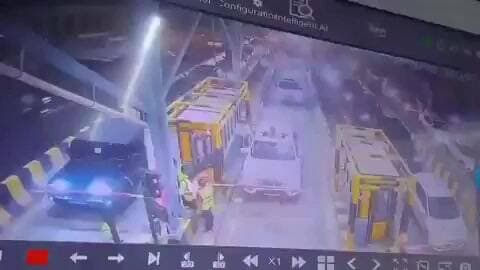 Greater Noida के Luharli Toll Plaza पर जेल से रिहा होकर आए एक अपराधी के काफिले ने जमकर मचाया तांडव। बिना टोल दिए जबरन गाड़ियां निकालने का विरोध करने पर दबंगों ने एक टोल कर्मी को अधमरा होने तक पीटा।
घटना का सीसीटीवी फुटेज हुआ वायरल
#GreaterNoida #LuharliTollPlaza #TollPlaza #CCTVViral #ViralVideo #CrimeNews #BreakingNews #LawAndOrder #TollEmployee #AssaultCase #UPNews #NoidaNews #GreaterNoidaNews #PoliceAction #ViralFootage #NewsUpdate #HindiNews #UttarPradesh #CrimeAlert