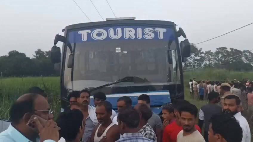 खीरी में बड़ा हादसा: हाईटेंशन लाइन की चपेट में आई बारातियों से भरी बस, युवती की मौत।
कस्बा खीरी के मोहल्ला पट्टी रामदास में गुरुवार शाम करीब 7 बजे पीलीभीत से आई बारात की बस सड़क पर झूल रही हाईटेंशन लाइन की चपेट में आ गई। बस में करंट उतरने से अफरा-तफरी मच गई और बारातियों ने कूदकर अपनी जान बचाई।हादसे में झुलसी जीनत (23 वर्ष) की इलाज के दौरान मौत हो गई, जबकि कई अन्य लोग घायल हो गए। घायलों का इलाज जिला अस्पताल मोतीपुर में चल रहा है।घटना के बाद लोगों ने विद्युत विभाग पर लापरवाही का आरोप लगाते हुए हंगामा किया। मौके पर थाना प्रभारी अवनीश कुमार सिंह, एएसपी पवन गौतम, एएसपी विवेक तिवारी, सदर एसडीएम अश्वनी कुमार सिंह समेत भारी पुलिस बल पहुंचा।मामले में विद्युत विभाग के जेई विमल रावत के खिलाफ कार्रवाई की मांग को लेकर थाना खीरी में तहरीर दी गई है। पुलिस मामले की जांच कर रही है।
#LakhimpurKheri #Kheri #BreakingNews #ElectricShock #BusAccident