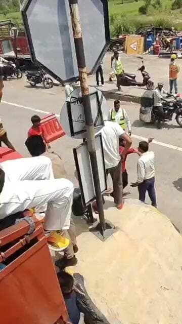 #चण्डौस हिंदूवादियों में मवेशियों से भरा कैंटर पकड़ा, पुलिस को सौंपा #chandaus #chandausnews #गभाना