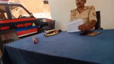 औरैया में थाने फरियाद लेकर गए फरियादी के साथ कथित अभद्र व्यवहार का वीडियो वायरल है..! वीडियो में दरोगा रामकरण फरियादी की मां- बहन करते हुए थाने के भीतर धकियाते हुए ले जाते दिखाई दे रहे हैं..! फरियादी के साथ आई महिला वीडियो बना रही थी तो..महिला पुलिस कर्मी ने उसे वीडियो बनाने से रोका...!
#thenews
#news
#reels
#etah
#viralvideochallenge