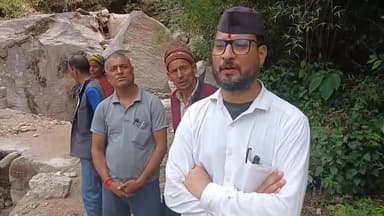 🚨 रुद्रप्रयाग में आपदा का कहर, खलियान बांगर और पुजारगांव में भारी तबाही🚨
मूसलाधार बारिश के बाद आई प्राकृतिक आपदा ने रुद्रप्रयाग के खलियान बांगर और पुजारगांव में भारी नुकसान पहुंचाया है। खेत-खलिहान मलबे में दब गए हैं, नगदी फसलें और सब्जियां बर्बाद हो गई हैं, जबकि संपर्क मार्ग, पुलियाएं, पेयजल और विद्युत व्यवस्थाएं भी प्रभावित हुई हैं।
खलियान गांव में एक महिला का आवासीय मकान पूरी तरह ध्वस्त हो गया है। खेती पर निर्भर ग्रामीण परिवारों के सामने आजीविका का संकट खड़ा हो गया है।
प्रभावित क्षेत्रों का दौरा करने पहुंचे युवा नेता मोहित डिमरी ने पीड़ित परिवारों से मुलाकात कर हालात का जायजा लिया और जिलाधिकारी से तत्काल राहत एवं पुनर्वास कार्य शुरू करने की मांग की। उनके हस्तक्षेप के बाद प्रशासनिक टीम मौके पर पहुंची और नुकसान का आकलन शुरू कर दिया है।
#Rudraprayag #Uttarakhand #Disaster #KhaliyanBangar #PujarGaon #HeavyRain #ReliefWork #MohitDimri
