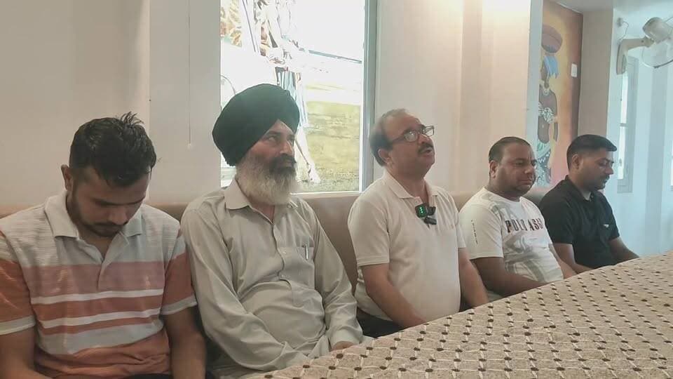 LIVE: पी.डी.एस डिपो संचालक वैलफेयर समिति की पांवटा साहिब में पत्रकारवार्ता.. सुनिए क्या बोले...
#सबसेतेजखबर @topfans #HimachalNews #himachalpradesh #PostViral #himachalpradeshpolice #BigBreaking सबसे तेज खबर Paonta Sahib CMO Himachal DC Sirmaur Sirmaur nahan Harsh Wardhan Chauhan