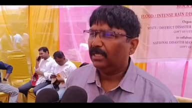 🚨 ब्रेकिंग न्यूज़ | बाराबंकी 🚨
🌊 सिरौलीगौसपुर में बाढ़ आपदा से निपटने के लिए प्रशासन ने किया मॉक ड्रिल
राहत आयुक्त के निर्देश पर घाघरा नदी के तटवर्ती क्षेत्रों में संभावित बाढ़ आपदा से निपटने हेतु सिरौलीगौसपुर तहसील क्षेत्र में व्यापक बाढ़ राहत एवं बचाव मॉक ड्रिल का आयोजन किया गया। इस दौरान प्रशासन, पुलिस, पीएसी, अग्निशमन विभाग, स्वास्थ्य विभाग, पशुपालन विभाग, बाल विकास परियोजना, ग्राम विकास विभाग, आपदा मित्र एवं बाढ़ खंड सहित विभिन्न विभागों ने संयुक्त रूप से पूर्वाभ्यास किया।
उपजिलाधिकारी अनिल कुमार सरोज ने बाढ़ के दौरान आने वाली चुनौतियों और राहत कार्यों की जानकारी देते हुए प्रभावित ग्रामीणों से क्षेत्र की प्रमुख समस्याओं पर चर्चा की तथा संबंधित विभागों को आवश्यक निर्देश दिए।
📍 ग्रामीणों ने बताया कि अलीनगर रानीमऊ तटबंध से बघौली मार्ग, कमियार पुरवा से कोठीडीहा मार्ग तथा पासिन पुरवा से कोठीडीहा तटबंध तक लगभग 2.5 किलोमीटर सड़क लोक निर्माण विभाग के स्वामित्व में नहीं है। देखरेख के अभाव में इन सड़कों की मरम्मत नहीं हो पाती, जिससे बाढ़ के समय आवागमन में भारी दिक्कतों का सामना करना पड़ता है।
🔹 अवर अभियंता लोक निर्माण विभाग एम.एल. गुप्ता ने बताया कि यदि जिला प्रशासन इन मार्गों को पीडब्ल्यूडी को हस्तांतरित कर दे, तो सड़कों एवं पुलियों की मरम्मत कराई जा सकती है।
कार्यक्रम में खंड शिक्षा अधिकारी श्रीमती सुषमा सेंगर, रामेन्द्र वर्मा, संदीप सिद्धार्थ, आनंद यादव, धनश्याम सिंह, विक्रम मौर्य, शुभेंद्र अवस्थी, रामकरन राम, आशीष शर्मा, राम अचल सहित अन्य अधिकारी, कर्मचारी एवं ग्रामीण उपस्थित रहे।
🎥 देखिए मॉक ड्रिल के विशेष दृश्य और उपजिलाधिकारी अनिल कुमार सरोज की विशेष बाइट।
#Barabanki #SirauliGauspur #FloodMockDrill #FloodPreparedness #GhaghraRiver #DisasterManagement #UPNews #BarabankiNews #BreakingNews #RaviGuptaNews #बाढ़_राहत #सिरौलीगौसपुर #बाराबंकी #घाघरा_नदी #आपदा_प्रबंधन