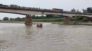 🚨 बलरामपुर में मेगा मॉक ड्रिल के दौरान बड़ा रेस्क्यू ऑपरेशन
राप्ती नदी में बाढ़ के दौरान डूब रहे युवक की जान NDRF टीम ने समय रहते बचाई। आपदा प्रबंधन प्राधिकरण द्वारा आयोजित मेगा मॉक ड्रिल में NDRF, पुलिस, प्रशासन एवं अन्य विभागों की टीमों ने संयुक्त रूप से राहत एवं बचाव कार्य का प्रदर्शन किया।
जिलाधिकारी डॉ. विपिन कुमार जैन एवं पुलिस अधीक्षक विकास कुमार की मौजूदगी में हुए अभ्यास में बाढ़ जैसी आपदा से निपटने की तैयारियों को परखा गया। रेस्क्यू टीम ने त्वरित कार्रवाई करते हुए नदी में फंसे युवक को सुरक्षित बाहर निकालकर प्राथमिक उपचार उपलब्ध कराया।
#Balrampur #RaptiRiver #FloodRescue #NDRF #MockDrill #DisasterManagement #UPPolice #BalrampurNews Vikas Kumar IPS #FloodPreparedness #DMBalrampur #SPBalrampur #UttarPradesh #BreakingNews