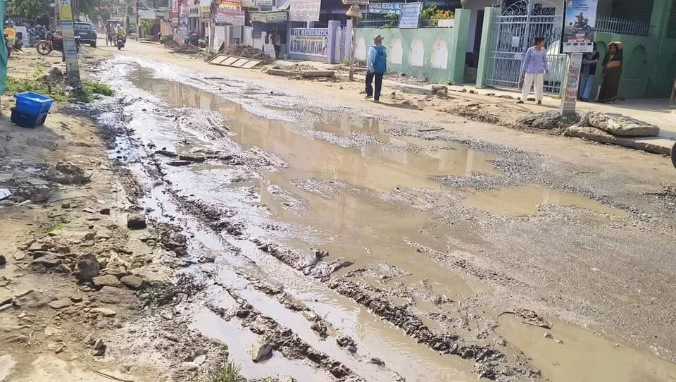 आरा ब्लॉक रोड में जर्जर सड़क और सड़क पर नाले के पानी से स्थानीय लोग हो रहे हैं परेशान प्रशासन बेखबर
#आरा