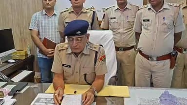 #कोटपुतली स्कॉर्पियो सवार 5 युवक हथियारों सहित गिरफ्तार, कोटपूतली थाना पुलिस ने कार्रवाई करते हुए स्कॉर्पियो में सवार पांच युवकों को गिरफ्तार किया, आरोपियों के कब्जे से एक देशी पिस्टल, एक देशी कट्टा और आठ जिंदा कारतूस बरामद किए गए, पुलिस अधीक्षक ने मामले का खुलासा करते हुए बताया कि आरोपियों से पूछताछ जारी है!