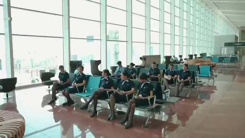 Jewar Airport First Flight: 15 जून से शुरू होंगी उड़ानें? नोएडा इंटरनेशनल एयरपोर्ट का फाइनल ट्रायल सफल
ग्रेटर नोएडा स्थित नोएडा इंटरनेशनल एयरपोर्ट ने कमर्शियल उड़ानों की शुरुआत से पहले अपनी सबसे बड़ी तैयारी पूरी कर ली है। एयरपोर्ट पर फुल-स्केल ऑपरेशन ट्रायल सफल रहा, जिसमें यात्रियों के चेक-इन से लेकर विमान के टेकऑफ तक हर प्रक्रिया को वास्तविक परिस्थितियों की तरह परखा गया।
क्या-क्या हुआ ट्रायल में?
✅ चेक-इन काउंटर की जांच
✅ बोर्डिंग गेट और एयरब्रिज का परीक्षण
✅ बैगेज हैंडलिंग सिस्टम की टेस्टिंग
✅ सुरक्षा जांच और एंट्री व्यवस्था का रिहर्सल
✅ कार्गो ऑपरेशन और ग्राउंड हैंडलिंग की समीक्षा
✅ डिजिटल ट्रैकिंग और वेयरहाउस सिस्टम का इंटीग्रेशन
सुरक्षा व्यवस्था की जांच के लिए CISF के जवानों ने भी पूरी निगरानी प्रक्रिया का परीक्षण किया। वहीं ग्राउंड स्टाफ ने यात्रियों की एंट्री, लगेज स्कैनिंग और बोर्डिंग जैसी सभी प्रक्रियाओं का अभ्यास किया।
📦 व्यापार को भी मिलेगा बड़ा फायदा
एयर इंडिया SATS की ओर से पहले चरण में लगभग 30 एकड़ में आधुनिक कार्गो हब तैयार किया गया है, जिसकी सालाना क्षमता करीब 2.5 लाख मीट्रिक टन बताई जा रही है। भविष्य में इसे और विस्तार देने की योजना है।
🛫 शुरुआत में घरेलू उड़ानें शुरू होंगी, जबकि बाद में अंतरराष्ट्रीय सेवाओं को भी जोड़ा जाएगा।
नोएडा इंटरनेशनल एयरपोर्ट के शुरू होने से दिल्ली-एनसीआर के यात्रियों को अतिरिक्त विकल्प मिलेगा और क्षेत्र में व्यापार, पर्यटन तथा रोजगार के नए अवसर पैदा होने की उम्मीद है।
हालांकि, उड़ानों के संचालन से जुड़ी अंतिम समय-सारिणी और एयरलाइंस से संबंधित आधिकारिक घोषणाओं का इंतजार किया जा रहा है।
नोट: यह जानकारी सार्वजनिक रूप से उपलब्ध आधिकारिक बयानों और एयरपोर्ट प्रशासन द्वारा साझा की गई तैयारियों पर आधारित है। उड़ानों की शुरुआत की अंतिम तारीख, एयरलाइंस और शेड्यूल में आधिकारिक घोषणा के अनुसार बदलाव संभव है।
#jewarairport #noidainternationalairport #noidaairport #jewarairportnews #firstflight #commercialflights #airportupdate #greaternoida #delhincr #upnews #aviationnews #travelnews #airportnews #indiainfrastructure #hindinews #latestnews #breakingnews #airportupdates #noidanews #india