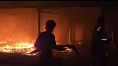 बुलंदशहर : खुर्जा की नवीन मंडी में भीषण आग, मची अफरा-तफरी
बुलंदशहर के खुर्जा स्थित नवीन मंडी में भीषण आग लगने से हड़कंप मच गया। मंडी परिसर में मौजूद कई दुकानों और बड़ी संख्या में रखी प्लास्टिक की क्रेटें आग की चपेट में आ गईं, जिससे भारी नुकसान की आशंका जताई जा रही है।
सूचना मिलते ही फायर ब्रिगेड की कई गाड़ियां मौके पर पहुंचीं और आग बुझाने के प्रयास में जुट गईं। दमकल कर्मियों ने कड़ी मशक्कत के बाद आग पर काबू पाने का अभियान शुरू किया। राहत की बात यह रही कि समाचार लिखे जाने तक किसी जनहानि की सूचना नहीं मिली है।
घटना के बाद मंडी क्षेत्र में अफरा-तफरी का माहौल बन गया। प्रशासन और दमकल विभाग की टीमें मौके पर मौजूद रहकर राहत एवं बचाव कार्य में जुटी हुई हैं। आग लगने के कारणों का पता लगाने के लिए जांच की जा रही है।
#Bulandshahr #Khurja #KhurjaMandi #FireIncident #BreakingNews #BulandshahrNews #UttarPradesh #FireBrigade #FireAlert #MandiFire #LatestNews #HindiNews #ViralNews #EmergencyResponse #NewsUpdate #BulandshaharDiary #UPNews #FireSafety #RescueOperation