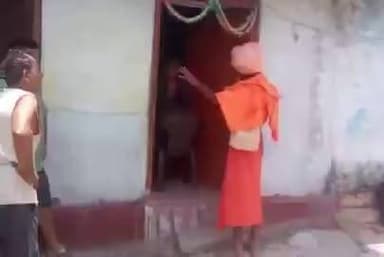 🥹❤️ 50 साल बाद एक साधु का अपनी मां से मिलन...
15 साल की उम्र में आध्यात्मिक मार्ग की तलाश में घर छोड़कर निकला बेटा, आधी सदी बाद अपनी मां के सामने खड़ा था।
उधर मां ने भी 50 वर्षों तक अपने बेटे की वापसी की उम्मीद नहीं छोड़ी। समय बीतता गया, लेकिन इंतजार और ममता कभी कम नहीं हुई।
यह भावुक पल याद दिलाता है कि दुनिया में सबसे निस्वार्थ और अटूट प्रेम एक मां का ही होता है। ❤️🙏
कुछ इंतजार समय से नहीं, विश्वास से पूरे होते हैं... और मां का प्यार उनमें सबसे बड़ा है।
#MotherLove #EmotionalMoment #Sadhu #Reunion #Family #HeartTouching #ViralVideo #MotherAndSon #Faith #lovelife