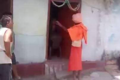 🥹❤️ 50 साल बाद एक साधु का अपनी मां से मिलन...
15 साल की उम्र में आध्यात्मिक मार्ग की तलाश में घर छोड़कर निकला बेटा, आधी सदी बाद अपनी मां के सामने खड़ा था।
उधर मां ने भी 50 वर्षों तक अपने बेटे की वापसी की उम्मीद नहीं छोड़ी। समय बीतता गया, लेकिन इंतजार और ममता कभी कम नहीं हुई।
यह भावुक पल याद दिलाता है कि दुनिया में सबसे निस्वार्थ और अटूट प्रेम एक मां का ही होता है। ❤️🙏
कुछ इंतजार समय से नहीं, विश्वास से पूरे होते हैं... और मां का प्यार उनमें सबसे बड़ा है।
#MotherLove #EmotionalMoment #Sadhu #Reunion #Family #HeartTouching #ViralVideo #MotherAndSon #Faith #lovelife