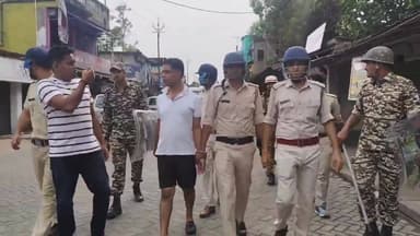 🚨 पश्चिम बंगाल में पूर्व टीएमसी विधायक जहांगीर खान उर्फ़ "पुष्पा" को लेकर एक वीडियो सोशल मीडिया पर तेजी से वायरल हो रहा है।
रिपोर्ट्स के अनुसार, गिरफ्तारी के बाद पुलिस उन्हें सार्वजनिक रूप से ले जाती हुई दिखाई दे रही है। घटना को लेकर राजनीतिक गलियारों में चर्चा तेज हो गई है और सोशल मीडिया पर भी तरह-तरह की प्रतिक्रियाएँ सामने आ रही हैं।
मामले की जांच और कानूनी प्रक्रिया जारी है। इस बीच, वायरल वीडियो ने पश्चिम बंगाल की राजनीति में एक नई बहस को जन्म दे दिया है।
#WestBengal #JahangirKhan #Pushpa #TMC #BreakingNews #PoliticalNews #WestBengalNews #ViralVideo