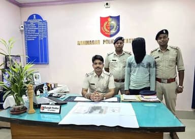 আবারো বড় সাফল্য রানীনগর থানার ওসি সুরজিৎ হালদার ও তার পুলিশের ।
গভীর রাতে গোপন তথ্যের ভিত্তিতেই মুর্শিদাবাদের রাণীনগর থানার রামচন্দ্রপুর মাঠ সংলগ্ন এলাকায় সন্দেহভাজন অবস্থায় ঘোরাঘুরির সময় এক ব্যক্তিকে জিজ্ঞাসাবাদ করে তার কাছ থেকে উদ্ধার হয় একটি 7mm পিস্তল ও তিন রাউন্ড গুলি তারপরেই তাকে গ্রেফতার করে পুলিশ পুলিশ সূত্রে দিতে নাম জানা যায় রেন্টু শেখ তার বাড়ি রাণীনগর থানার রামচন্দ্রপুর এলাকায় এবং গৃহীত রেন্টু শেখকে আজ ৭ দিনে পুলিশি হেফাজতের আবেদন জানিয়ে লালবাগ আদালতে পাঠাই রাণীনগর থানার পুলিশ তবে রানীনগর থানার ওসি সুরজিৎ হালদার বেশ কিছুদিন আগেই রাণীনগর থানায় নতুন ওসি হিসেবে দায়িত্ব গ্রহণ করে না তারপর থেকেই সীমান্তবর্তী এলাকায় কড়াকড়ি নজরদারি আর সেই নজরদারিতেই মিলল এবার বড় সাফল্য ।