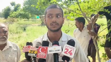 दिनदहाड़े युवक की गोली मारकर हत्या, गांव में दहशत का माहौल
19 वर्षीय कुश सिंह की हत्या से प्रयागराज में सनसनी, चार पुलिस टीमें जांच में जुटीं
जमीनी विवाद समेत सभी पहलुओं पर जांच, आरोपियों की तलाश में दबिश जारी
✒️रिपोर्ट राजेश सोनकर
प्रयागराज के औद्योगिक क्षेत्र थाना अंतर्गत गोती गांव में गुरुवार को हुई एक सनसनीखेज वारदात ने पूरे इलाके को झकझोर कर रख दिया। 19 वर्षीय युवक कुश सिंह की दिनदहाड़े गोली मारकर हत्या कर दी गई। घटना के बाद गांव में दहशत और परिजनों में मातम का माहौल है। पुलिस ने मामले की गंभीरता को देखते हुए चार विशेष टीमों का गठन कर जांच तेज कर दी है।
बगीचे में बैठे युवक पर अज्ञात हमलावरों ने बरसाईं गोलियां
जानकारी के अनुसार, गोती गांव निवासी एवं पूर्व प्रधान विनोद कुमार सिंह के छोटे पुत्र कुश सिंह (19) गुरुवार सुबह लगभग 11 बजे अपने घर के पीछे स्थित बगीचे में बैठे हुए थे। इसी दौरान अज्ञात हमलावर वहां पहुंचे और उन पर ताबड़तोड़ फायरिंग कर दी।
गोली लगते ही कुश सिंह गंभीर रूप से घायल होकर जमीन पर गिर पड़े, जबकि हमलावर मौके से फरार हो गए। फायरिंग की आवाज सुनकर परिजन और ग्रामीण घटनास्थल की ओर दौड़े और युवक को तत्काल अस्पताल पहुंचाया।
इलाज के दौरान तोड़ा दम
परिजनों द्वारा गंभीर हालत में कुश सिंह को स्वरूप रानी नेहरू चिकित्सालय ले जाया गया, जहां चिकित्सकों ने उपचार शुरू किया। हालांकि तमाम प्रयासों के बावजूद युवक की जान नहीं बचाई जा सकी और इलाज के दौरान उसकी मौत हो गई।
युवक की मौत की खबर मिलते ही परिवार में कोहराम मच गया। गांव में शोक और तनाव का माहौल व्याप्त हो गया।
जमीनी विवाद समेत कई बिंदुओं पर जांच
घटना की सूचना मिलते ही औद्योगिक क्षेत्र थाना पुलिस, एसीपी करछना सुनील कुमार सिंह एवं अन्य वरिष्ठ अधिकारी भारी पुलिस बल के साथ मौके पर पहुंचे। अधिकारियों ने घटनास्थल का निरीक्षण कर साक्ष्य जुटाए।
पुलिस के अनुसार मृतक के परिवार का लंबे समय से जमीन को लेकर अपने रिश्तेदारों से विवाद चल रहा था। हाल ही में जमीन की बिक्री को लेकर भी चर्चाएं सामने आई थीं। पुलिस जमीनी विवाद, पारिवारिक रंजिश और अन्य संभावित कारणों को ध्यान में रखते हुए जांच कर रही है।
सीसीटीवी नहीं, तकनीकी साक्ष्य जुटाने की चुनौती
जांच के दौरान पुलिस को पता चला कि घटनास्थल के आसपास कोई सीसीटीवी कैमरा नहीं लगा है, जिससे जांच में कुछ कठिनाइयां आ रही हैं। हालांकि गांव के बाहरी क्षेत्रों में लगे कैमरों की फुटेज खंगाली जा रही है और संदिग्ध गतिविधियों की तलाश की जा रही है।
पुलिस ने आरोपियों की गिरफ्तारी के लिए चार विशेष टीमों का गठन किया है और कई संभावित ठिकानों पर दबिश दी जा रही है।
गोती गांव में हुई यह हत्या केवल एक आपराधिक घटना नहीं, बल्कि ग्रामीण क्षेत्रों में बढ़ते विवादों और हिंसक प्रवृत्तियों की ओर भी संकेत करती है। एक युवा जीवन का असमय अंत पूरे परिवार के लिए अपूरणीय क्षति है। अब लोगों की निगाहें पुलिस जांच और दोषियों की गिरफ्तारी पर टिकी हुई हैं, ताकि पीड़ित परिवार को न्याय मिल सके।
ND NEWS की अपील
🔹 जमीनी एवं पारिवारिक विवादों का समाधान कानूनी और शांतिपूर्ण माध्यमों से किया जाए।
🔹 किसी भी प्रकार की रंजिश या विवाद को हिंसा का रूप न लेने दें।
🔹 स्थानीय प्रशासन विवादित मामलों की समयबद्ध सुनवाई सुनिश्चित करे।
"विवाद का समाधान संवाद से होता है, हिंसा केवल विनाश और पीड़ा छोड़ती है।"
👇👇
#NDNews
#दैनिकनिष्पक्षधारा
#PrayagrajNews
#GotiVillage
#KushSingh
#IndustrialAreaPolice
#CrimeNews
#BreakingNews
#ACPKarchhana
#UPPolice
#PrayagrajPolice
#LawAndOrder
👇👇
@dgpup
@UPGovt
@RSSorg
@Uppolice
@wpl1090
@RSSgeet
@MIB_India
@PMOIndia
@HMOIndia
@VHPDigital
@CMOUP_RC
@myogioffice
@InfoDeptUP
@CMOfficeUP
@UPPRD1948
@ChiefSecyUP
@MahantYogiG
@ChiefSecyUP
@BajrangDalOrg
@myogiadityanath
@112UttarPradesh
@UPPViralCheck
@UpPolicemitra
@prayagraj_pol
@ADGZonPrayagraj
@DM_PRAYAGRAJ
@CommissionerPrg
@NigamPrayagraj
@Prayagraj_TP
@PROdefprayagraj
👇👇
🟥 ND NEWS | दैनिक निष्पक्ष धारा
मुख्य संपादक / संस्थापक: राजन सिंह हाड़ा
सह-संपादक: शालिनी सिंह भदौरिया
📍 कार्यालय-3: U158, हीरा स्वीट्स के पास, विकास मार्ग, लक्ष्मी नगर, पूर्वी दिल्ली, पिन कोड – 110092 (NCR)
📍 कार्यालय-2: विधानसभा रोड, बर्लिंगटन चौराहा, लखनऊ – 226001 (UP)
📍 कार्यालय-1: 1/1 अटल बिहारी चौराहा, नियर बर्मा चौराहा, फतेहपुर – 212601 (UP)
📅 दिनांक: 12 जून 2026
📆 दिन: शुक्रवार
📧 Email: ndnewschannel@gmail.com
📞 मोबाइल: 9696119696