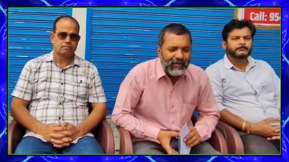 पलटवार :- 39 लाख के बिजली बिल पर ग्राम सभा का पलटवार: "पहले जिस जमीन पर पोल लगे है उसका किराया चुकाए UPCL"
#ऋषिकेश विधानसभा के ग्राम सभा #खदरी_खड़कमाफ को #UPCL द्वारा लगभग 39 लाख रुपये का स्ट्रीट लाइट बिजली बिल भेजे जाने के बाद मामला गरमा गया है। ग्राम सभा के जनप्रतिनिधियों ने बिल को पूरी तरह गलत बताते हुए प्रेस वार्ता कर बिजली विभाग के खिलाफ मोर्चा खोल दिया।
जनप्रतिनिधियों का कहना है कि यदि UPCL स्ट्रीट लाइटों का बकाया बिल मांग रहा है, तो विभाग को उन जमीनों का किराया भी देना चाहिए, जहां उसके बिजली पोल और स्ट्रीट लाइटें स्थापित हैं। ग्राम सभा की ओर से तैयार एक प्रारंभिक आकलन में पोलों के लिए उपयोग की जा रही भूमि का किराया भी लगभग 39 से 40 लाख रुपये आंका गया है।
इस संबंध में ग्राम सभा ने किराए के आकलन की प्रति UPCL को सौंपते हुए चेतावनी दी है कि यदि समय रहते कोई संतोषजनक समाधान नहीं निकाला गया या बिल भुगतान के लिए दबाव बनाया गया, तो ग्राम सभा कानूनी कार्रवाई समेत ठोस कदम उठाने को बाध्य होगी।
प्रेस वार्ता में कनिष्क ब्लॉक प्रमुख प्रतिनिधि विनोद चौहान, ग्राम प्रधान प्रतिनिधि शांति प्रसाद थपलियाल, वार्ड सदस्य एवं सामाजिक कार्यकर्ता उपस्थित रहे।
रिपोर्ट पवन लिंगवाल
#followerseveryone #rishikeshnews #uttrakhand_devbhoomi #highlightseveryone #UttarakhandNews #BreakingNews