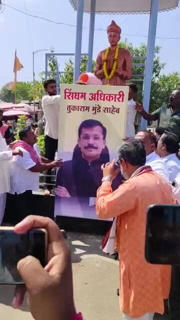 सिंघम अधिकारी तुकाराम मुंढे साहेब म्हणत मंगळवेढ्यात प्रतिमेला दुग्धाभिषेक... #tukarammunde