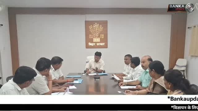 Banka Top 10 News Today | बांका की 10 बड़ी खबरें | सदर अस्पताल में 18 प्रस्ताव पास, अमरपुर में नया डिग्री कॉलेज, गांजा तस्कर गिरफ्तार
बांका अपडेट के इस विशेष बुलेटिन में देखिए बांका जिले की आज की 10 सबसे बड़ी और महत्वपूर्ण खबरें। सदर अस्पताल बांका में 18 महत्वपूर्ण प्रस्तावों को मंजूरी, अमरपुर में नए डिग्री कॉलेज की तैयारी, अमरपुर पुलिस द्वारा एक किलो गांजा के साथ तस्कर की गिरफ्तारी, बालू माफियाओं द्वारा खनन विभाग और पुलिस टीम पर हमला, मिथिलेश यादव हत्याकांड में आरोपी की गिरफ्तारी, जमीन विवाद में हथियार के साथ युवक गिरफ्तार, पल्स पोलियो अभियान की तैयारी, 11 पुड़िया स्मैक के साथ युवक गिरफ्तार, ई-रिक्शा हादसे में दो घायल और धोरैया में मिक्सर मशीन पलटने से किशोर की दर्दनाक मौत जैसी बड़ी खबरें।
बांका जिले की हर छोटी-बड़ी खबर, अपराध, शिक्षा, स्वास्थ्य, प्रशासन और विकास से जुड़ी ताजा अपडेट पाने के लिए हमारे चैनल बांका अपडेट को Subscribe करें और Bell Icon जरूर दबाएं।
#BankaNews #BankaUpdate #