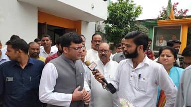 🚨 NEET पेपर लीक पर मंत्री 100044464955031:2048:Nitin Agarwal का बड़ा बयान!
"दोषी कोई भी हो, बख्शा नहीं जाएगा"
लखीमपुर खीरी में बोले यूपी सरकार के मंत्री— ऑनलाइन कारोबार से छोटे व्यापारी हो रहे बर्बाद, बड़ी कंपनियों पर नियम और टैक्स लगाने की जरूरत।
#NitinAgarwal #NEETPaperLeak #UPGovernment #LakhimpurKheri #BJP #BreakingNews #IndiaNews #HarshGupta #BharatExpress #OnlineBusiness #SmallTraders Part 2