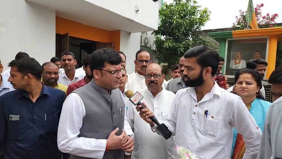 🚨 NEET पेपर लीक पर मंत्री 100044464955031:2048:Nitin Agarwal का बड़ा बयान!
"दोषी कोई भी हो, बख्शा नहीं जाएगा"
लखीमपुर खीरी में बोले यूपी सरकार के मंत्री— ऑनलाइन कारोबार से छोटे व्यापारी हो रहे बर्बाद, बड़ी कंपनियों पर नियम और टैक्स लगाने की जरूरत।
#NitinAgarwal #NEETPaperLeak #UPGovernment #LakhimpurKheri #BJP #BreakingNews #IndiaNews #HarshGupta #BharatExpress #OnlineBusiness #SmallTraders Part 2