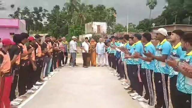 अनुराग कुमार उर्फ सोनू की स्मृति में एपीएल क्रिकेट टूर्नामेंट का आयोजन
अमरपुर प्रखंड के गोपालपुर में स्वर्गीय अनुराग कुमार उर्फ सोनू की स्मृति में अमरपुर प्रीमियर लीग (APL) सीजन-1 का आयोजन किया गया। टूर्नामेंट में राज 11 और अधर्व 11 के बीच मुकाबला खेला जा रहा है। मैच शुरू होने से पहले खिलाड़ियों और उपस्थित लोगों ने स्वर्गीय अनुराग कुमार उर्फ सोनू को श्रद्धांजलि अर्पित की।#APL #AmarpurPremierLeague #CricketTournament #Gopalpur #AnuragKumarSonu #AmarpurNews #SportsNews #BankaNews