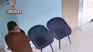 🛑 जालंधर में महिला डॉक्टर की संदिग्ध मौत से सनसनी
पंजाब के Jalandhar के केवल विहार इलाके में महिला डॉक्टर डॉ. मीनाक्षी सूद की संदिग्ध परिस्थितियों में मौत हो गई। उनका शव घर से बरामद होने के बाद इलाके में हड़कंप मच गया।
मृतका के परिजनों ने उनके डॉक्टर पति पर गंभीर आरोप लगाते हुए मामले की निष्पक्ष जांच की मांग की है