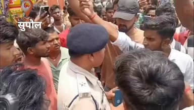 सुपौल जिले के जदिया थाना क्षेत्र से एक गंभीर मामला सामने आया है। स्थानीय लोगों के अनुसार, राजगाँव निवासी एक युवक को पुलिस द्वारा रात में हिरासत में लेकर जदिया थाना लाया गया था। आरोप है कि थाने में युवक के साथ मारपीट की गई, जिसके बाद उसकी तबीयत बिगड़ गई और आज सुबह उसकी मौत हो गई।
