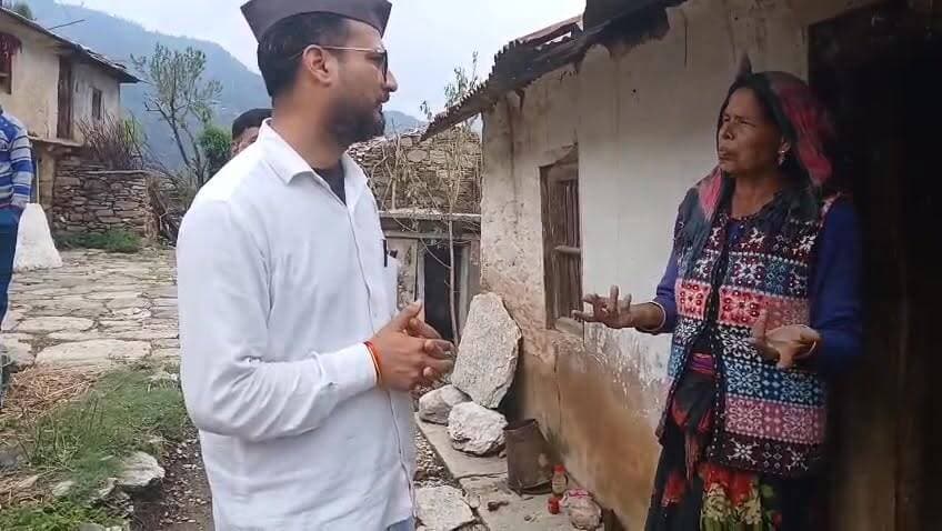 क्या इस बेबस मां और उसके बच्चों की पुकार कोई सुनेगा? पीड़ित परिवार के बीच पहुंचे युवा नेता मोहित डिमरी!!
रुद्रप्रयाग के खलियान बांगर गांव में कुदरत का कहर एक गरीब विधवा महिला पर टूट पड़ा। भारी बारिश और आंधी-तूफान ने उसके कच्चे घर को पूरी तरह तबाह कर दिया।
सबसे दर्दनाक बात यह है कि महिला के बच्चे मानसिक रूप से अस्वस्थ हैं और उनकी पूरी जिम्मेदारी उसी मां के कंधों पर है। अब परिवार के सिर से छत भी छिन गई है। न रहने का ठिकाना, न घर बनाने के संसाधन।
मौके पर पहुंचे युवा नेता मोहित डिमरी ने परिवार की पीड़ा को करीब से देखा और जिला प्रशासन से मांग की है कि पीड़ित परिवार को तत्काल आपदा मद से राहत राशि तथा प्रधानमंत्री आवास योजना के तहत पक्का मकान उपलब्ध कराया जाए।
👏 यह राजनीति नहीं, मानवता का सवाल है।
एक विधवा मां, मानसिक रूप से अस्वस्थ बच्चे और सिर पर छत तक नहीं...
क्या ऐसे परिवारों को सबसे पहले सहायता नहीं मिलनी चाहिए?
आइए, इस आवाज को इतना बुलंद करें कि प्रशासन और सरकार तक इसकी गूंज पहुंचे।
#रुद्रप्रयाग #खलियानबांगर #आपदा #मानवता #PMAY #आपदाराहत #मोहितडिमरी #उत्तराखंड #HelpNeeded #ViralPost #Devbhoomi