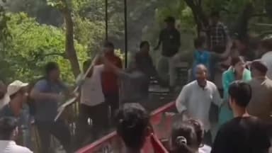 ऋषिकेश। वायरल वीडियो नीर वाटर फॉल में टिकट मांगने पर उत्तर प्रदेश से आए कुछ पर्यटकों ने जमकर हंगामा कर दिया।
#uttarakhand