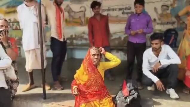 पिछोर में घूम रहे हैं बच्चा #चोर कृपया अपने-अपने बच्चों का ध्यान रखें आज #बच्चा चोरी की घटना आई सामने पिछोर में
सामुदायिक स्वास्थ्य केंद्र पिछोर में #नवजात को ले जाने का प्रयास, महिला से पुलिस पूछताछ जारी
पिछोर। नगर के सामुदायिक स्वास्थ्य केंद्र में गुरुवार रात उस समय हड़कंप मच गया जब एक महिला पर नवजात शिशु को ले जाने का आरोप लगा। जानकारी के अनुसार ग्राम रही निवासी #सपना जाटव की डिलीवरी अस्पताल में हुई थी। बताया जा रहा है कि प्रसूता बेहोशी की हालत में थी और परिजन उसके पास मौजूद थे।
इसी दौरान एक अज्ञात महिला नवजात को #उठाकर ले जाने का प्रयास करती दिखाई दी। परिजनों और अस्पताल स्टाफ ने जब महिला से बच्चे के बारे में पूछताछ की तो उसने स्वयं को बच्चे की दादी बताया। हालांकि परिजनों ने महिला को पहचानने से इनकार कर दिया और बताया कि वह परिवार की सदस्य नहीं है।
संदेह होने पर अस्पताल स्टाफ और परिजनों ने महिला को रोक लिया और पूरी रात निगरानी में रखा। शुक्रवार सुबह उसे पुलिस के हवाले कर दिया गया। सूत्रों के अनुसार पूछताछ के दौरान महिला अपना सही नाम और पता नहीं बता रही है तथा बार-बार अलग-अलग गांवों के नाम बता रही है।
फिलहाल पुलिस महिला से पूछताछ कर मामले की जांच कर रही है। अभी तक यह स्पष्ट नहीं हो सका है कि महिला की मंशा क्या थी। पुलिस जांच के बाद ही पूरे मामले की वास्तविक स्थिति सामने आ सकेगी।
#खबर_व_विज्ञापन_देने_के_लिए_संपर्क_करें9301131438 #पिछोर_लोकल_की_खबरों_को_देखने_के_लिए_हमें_फॉलो_करें_एवं_चैनल_को_सब्सक्राइब #cmmohanyadav #viralreelschallenge #jurrnalist #vairalreels #ShivpuriNews