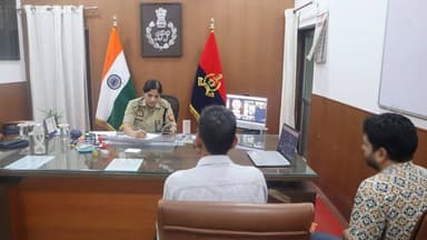 पुलिस अधीक्षक जनपद फतेहगढ द्वारा समस्त क्षेत्राधिकारी व थाना प्रभारियों के साथ गूगल मीट के माध्यम से वर्चुअली जनसुनवाई कर थानों/कार्यालयों में आये हुये आवेदकों की समस्याओं को सुनकर गुणवत्तापूर्ण व समयबद्ध निस्तारण हेतु सम्बन्धित को आवश्यक दिशा-निर्देश दिये गये। #Fatehgarhpolice https://t.co/gtdK89laPH