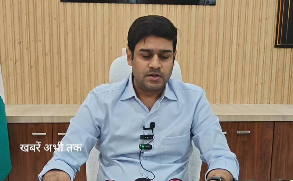 जिला जेल का औचक निरीक्षण करने पहुंचे जिलाधिकारी, व्यवस्थाओं का लिया जायजा, मीडिया से की बातचीत
#Mau #DistrictJail #DMMau