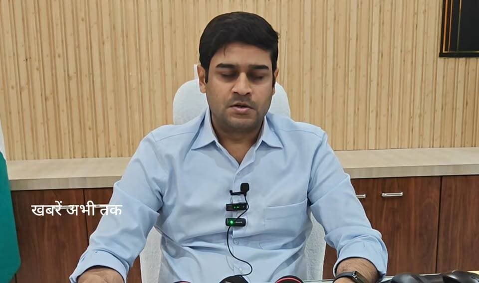 मऊ में बाढ़ से निपटने की पूरी तैयारी, इस बार भारी नुकसान की संभावना कम: जिलाधिकारी
#Mau #FloodPreparedness #DMMau