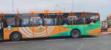 सीएम योगी ने दी गौतमबुद्ध नगर को इलेक्ट्रिक बसों की सौगात
मुख्यमंत्री योगी आदित्यनाथ ने आज गौतम बुद्ध नगर को बड़ी सौगात दी मुख्यमंत्री ने लखनऊ से वीडियो कॉन्फ्रेंसिंग के माध्यम से हरी झंडी दिखाकर गौतम बुद्ध नगर को इलेक्ट्रिक बेसन का तोहफा दिया तीनों प्राधिकरण को फिलहाल 11--11 सिटी बस दी गई है, ग्रेटर नोएडा प्राधिकरण पर कार्यक्रम आयोजित किया गया जिसमें दादरी विधायक तेजपाल नागर मौजूद रहे उनके साथ ग्रेटर नोएडा प्राधिकरण के अधिकारी मौजूद रहे ।
इस दौरान विधायक तेजपाल नागर ने मुख्यमंत्री योगी आदित्यनाथ का आभार जाता है और कहा कि लंबे समय से लोग इलेक्ट्रिक बसों की मांग कर रहे थे। यह बहुत बड़ा तोहफा मुख्यमंत्री के द्वारा ग्रेटर नोएडा के लोगों को दिया गया है,अब ग्रेटर नोएडा के लोग एयरपोर्ट से सीधा कनेक्ट होंगे। इसके अलावा कलेक्ट्रेट तक भी यह सभी बसें चलेंगी, उन्होंने कहा कि अभी फिलहाल 15 तारीख तक 110 बस चलाई जाएंगे उसके बाद इन बसों की संख्या 500 कर दी जाएगी, उन्होंने कहा कि सभी सेक्टर और सोसाइटियों को भी इन सिटी बसो से जोड़ा जाएगा।
यह सभी बसें इलेक्ट्रिक है, जिससे कि किसी भी तरह का प्रदूषण नहीं होगा, उसके अलावा इनका किराया भी 20 रुपए से लेकर 50 रुपए तक रखा गया है, बस पूरी तरह से एयर कंडीशनर है और सुरक्षा की दृष्टि से बस में चार सीसीटीवी कैमरे भी लगाए गए हैं।