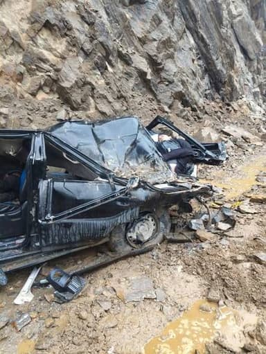 धारचूला के दारमा के पग्बै नामक स्थान पर स्कोर्पियो वाहन पर गिरी चट्टान 6 लोग थे वाहन में सवार दो की मृत्यु की सूचना अभी अधिकारीक पृष्ठी होना बाकी है सडक निर्माण कम्पनी को समय पर कार्य करने की आवश्यकता है बरसात शुरू हो चुकी है ध्यान रहे सम्भाल कर यात्रा करें।
दुखद समाचार